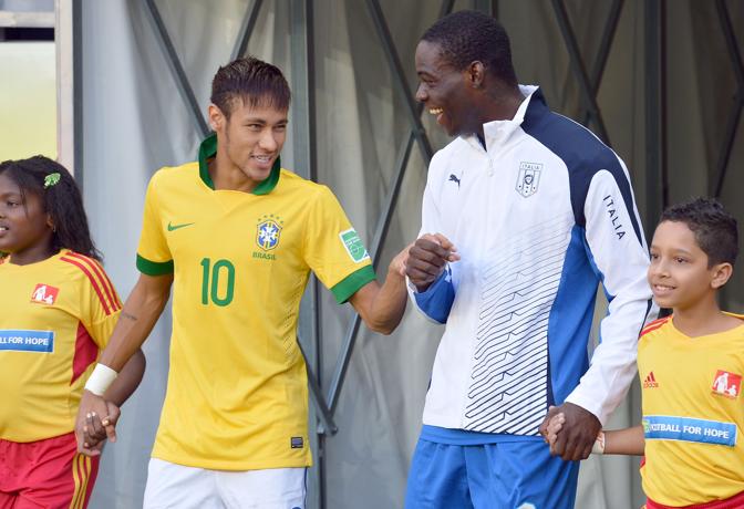 Si sono mandati diversi messaggi di stima a distanza, eccoli finalmente di fronte. Neymar e Balotelli, uomini copertina di Brasile e Italia, in campo a Salvador de Bahia. Subito sorrisi e abbracci tra i due. Afp